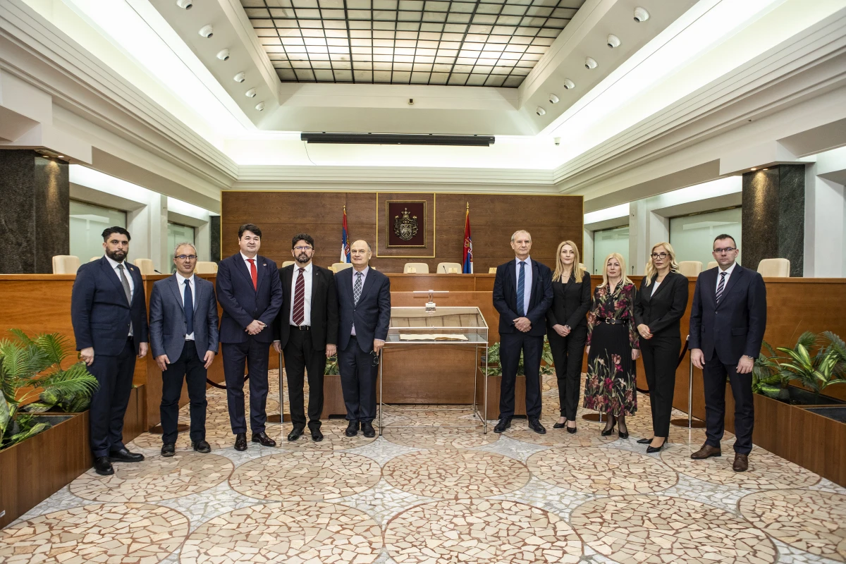 Судије Уставног суда поред изложеног оригинала Сретењског устава из Државног архива Србије